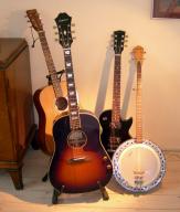 Min instrumentpark (fra venstre): Sigma DR1-ST, Gibson LP Special, John Lennon Epi og 5-strenget Framus banjo.