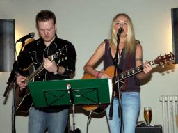 Min søster og jeg optræder på Café Victoria i 2005. Foto: Erik Petersen, Ugeavisen